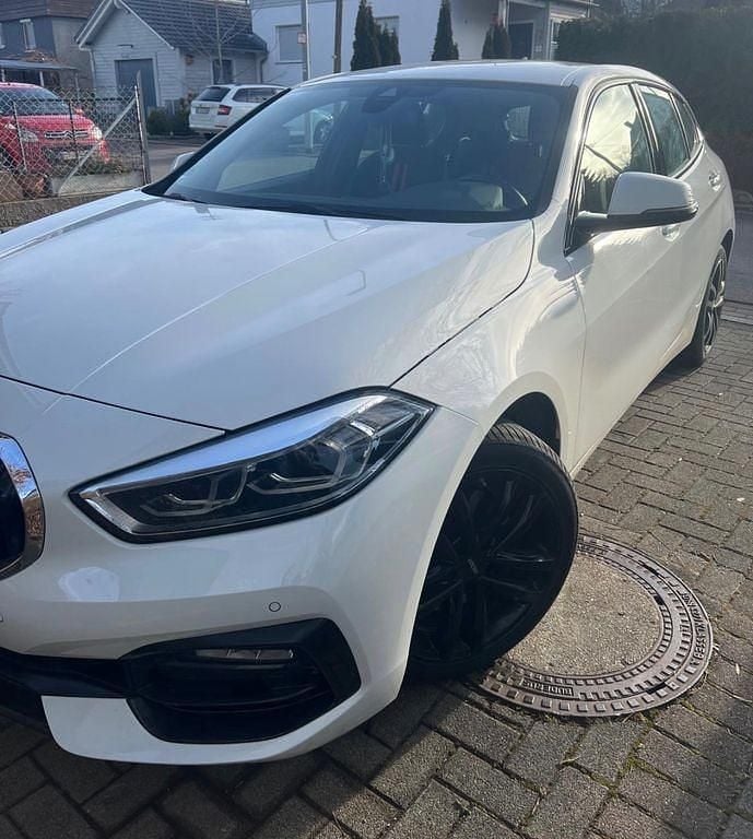Weiß Gebraucht 2020 BMW 118 Sport Line Kleinwagen | 18.990 € (Guter Preis) - Bild 1/4