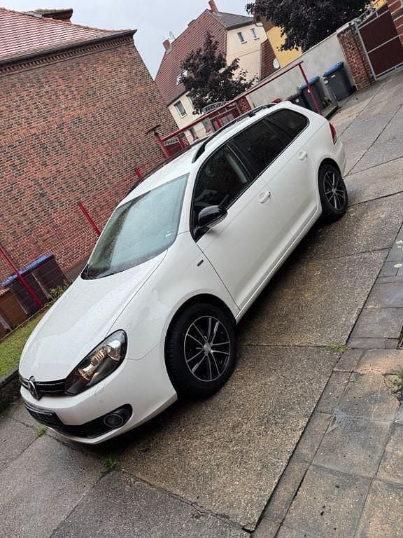 Weiß Gebraucht 2012 VW Golf VII Match Kombi | 5.900 € (Fairer Preis) - Bild 1/4