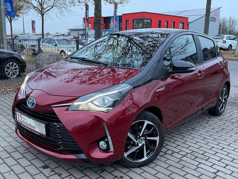 Rot Gebraucht 2019 Toyota Yaris Hybrid Style Kleinwagen | 15.900 € (Fairer Preis) - Bild 1/4