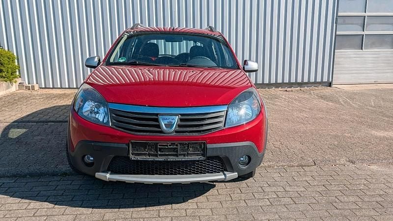 Gebraucht Dacia Sandero 85 PS (62 kW) 2011 Rot Limousine