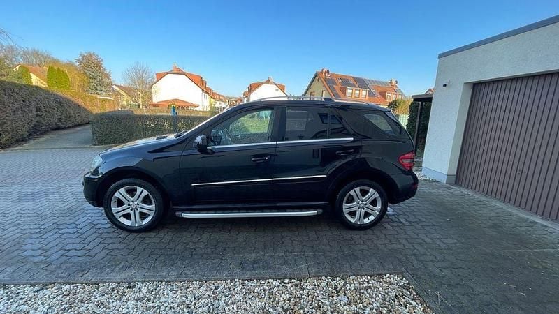 Gebraucht Mercedes ML350 211 PS (155 kW) 2009 Schwarz SUV