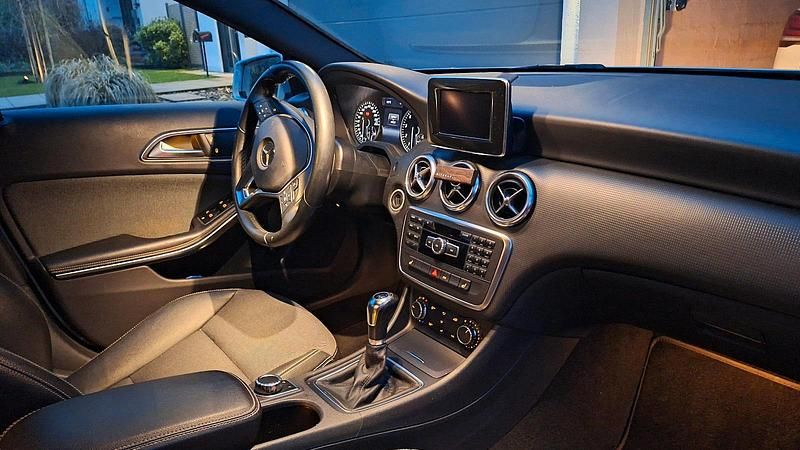 Gebraucht Mercedes A180 Style 122 PS (89 kW) 2014 Silber Limousine