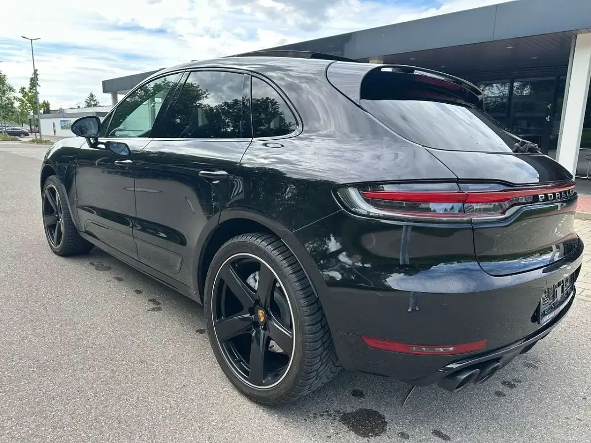 Gebraucht Porsche Macan Turbo 441 PS (324 kW) 2020 Tiefschwarz SUV