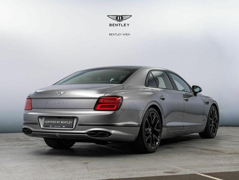 Gebraucht Bentley Flying Spur 549 PS (403 kW) 2024 Silber Limousine