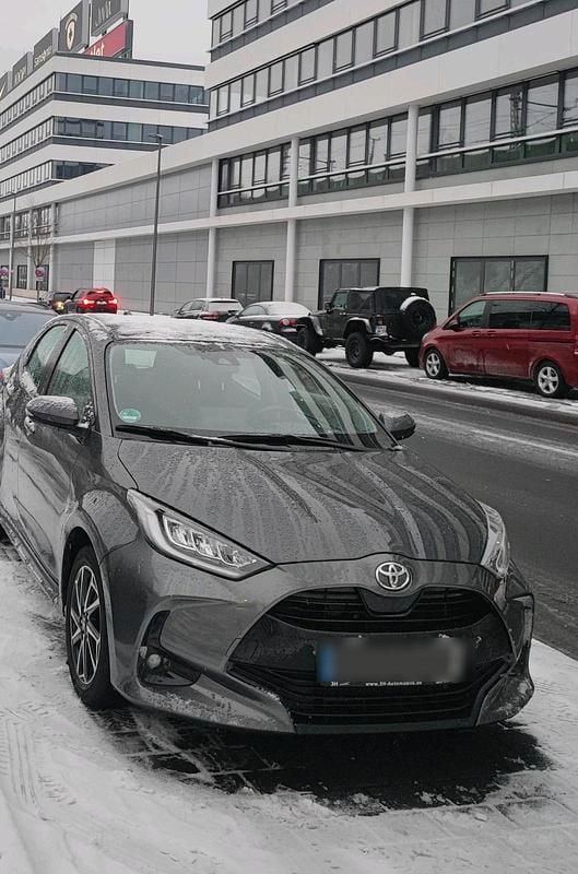 Grau Gebraucht 2021 Toyota Yaris Kleinwagen | 15.400 € (Superpreis) - Bild 1/3