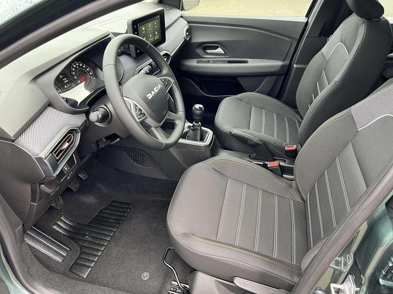 Neu Dacia Sandero Expression 91 PS (66 kW) 2025 Zedergrün Kleinwagen