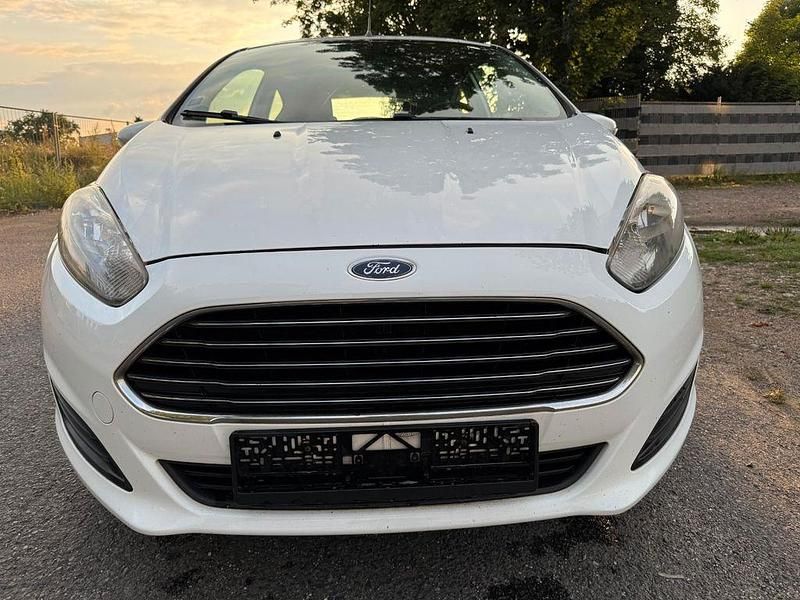 Weiß Gebraucht 2013 Ford Fiesta Trend Kleinwagen | 1.999 € (Fairer Preis) - Bild 1/4