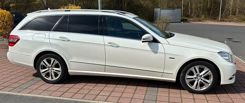 Gebraucht Mercedes E220 Avantgarde 170 PS (125 kW) 2011 Weiß Limousine