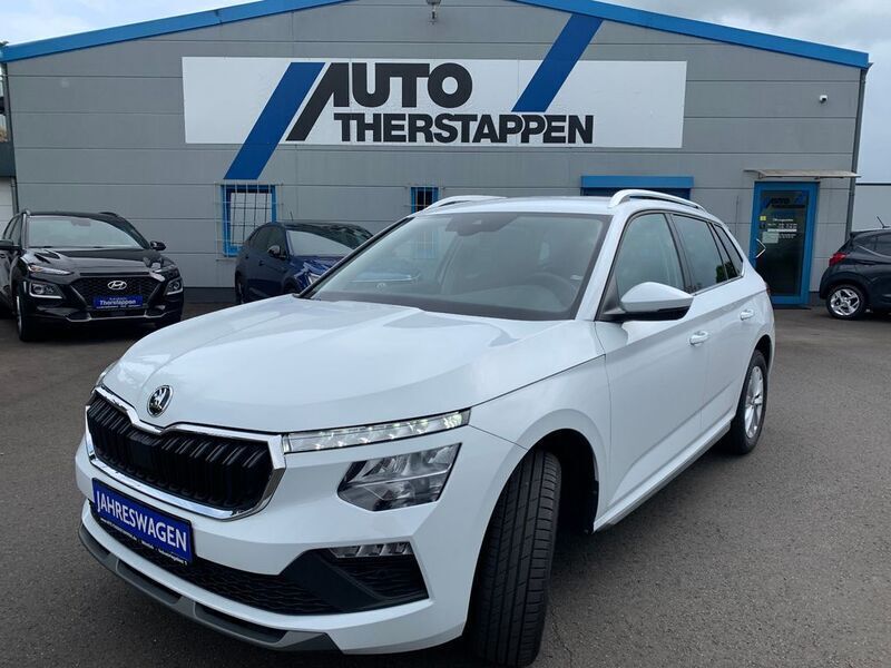 Moonweiss metallic Gebraucht 2024 Skoda Kamiq Selection SUV | 25.990 € (Fairer Preis) - Bild 1/4