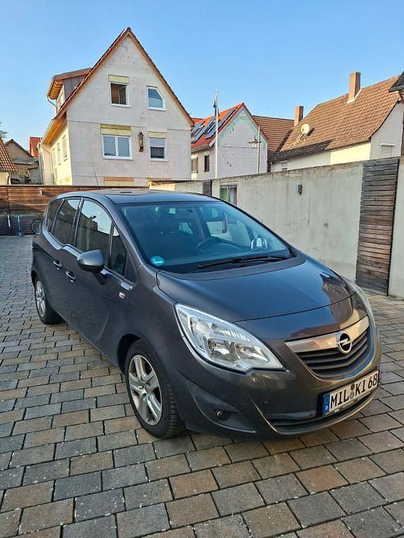 Grau Gebraucht 2011 Opel Meriva Design Edition Van / Kleinbus | 4.600 € (Fairer Preis) - Bild 1/4