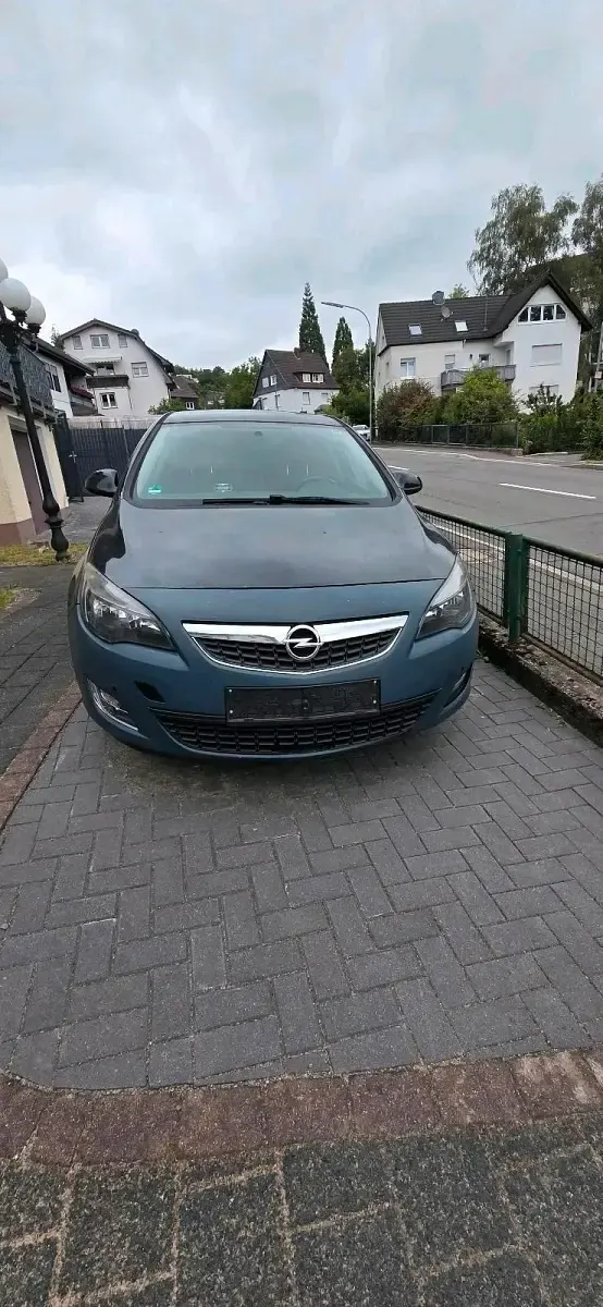 Gebraucht Opel Astra 110 PS (80 kW) 2011 Schwarz Kleinwagen