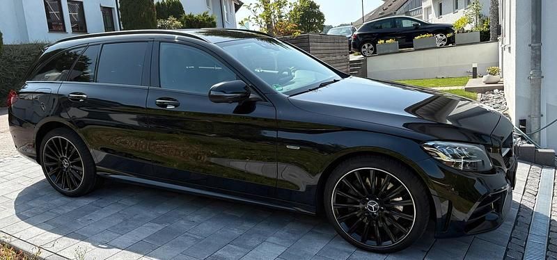 Schwarz Gebraucht 2021 Mercedes C300 AMG line Kombi | 33.800 € (Fairer Preis) - Bild 1/4