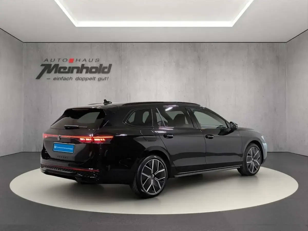Gebraucht VW Passat R-line 177 PS (130 kW) 2025 Grenadillschwarz metallic Kombi