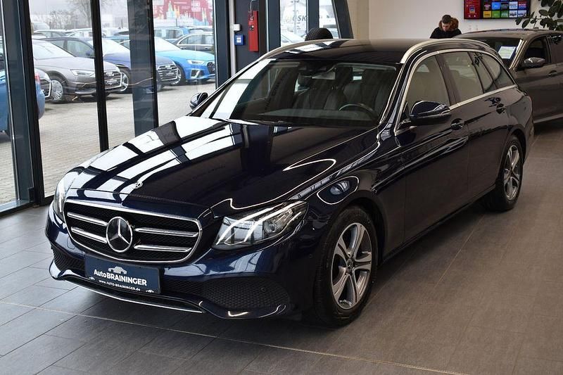 Gebraucht Mercedes E220 Avantgarde 194 PS (142 kW) 2020 Blau Limousine