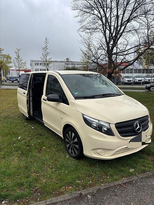 Gebraucht Mercedes Vito 190 PS (139 kW) 2023 Beige Van
