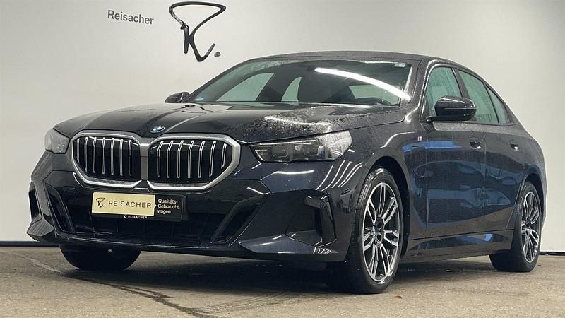 Carbonschwarz metallic Gebraucht 2024 BMW 550e Comfort Edition Limousine | 64.999 € (Superpreis) - Bild 1/4