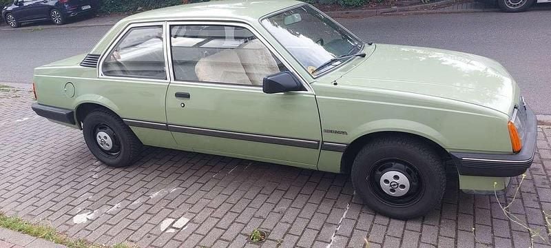 Grün Gebraucht 1982 Opel Ascona Limousine | 3.990 € - Bild 1/4