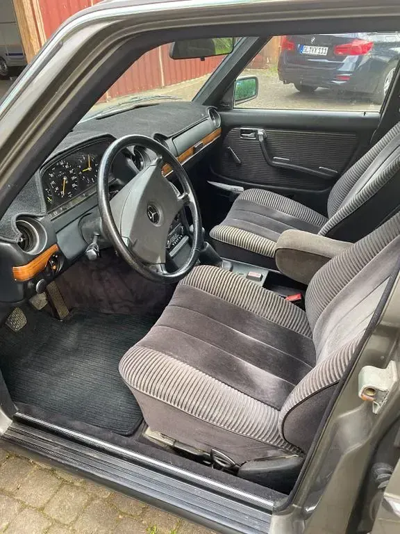 Gebraucht Mercedes 280 185 PS (136 kW) 1981 Grau Limousine