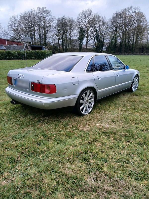 Second-hand Audi A8 299 CP (219 kW) 1996 Argintiu Berlinǎ