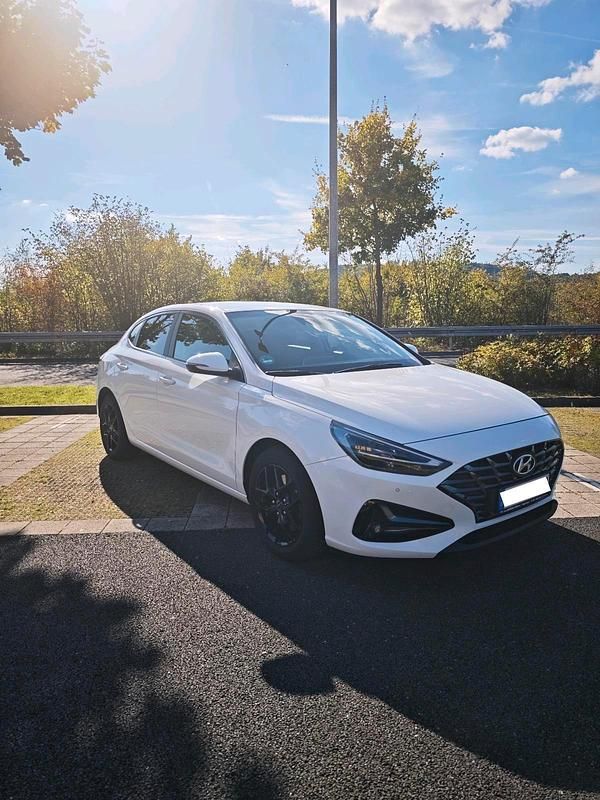 Weiß Gebraucht 2021 Hyundai i30 Trend Coupé | 16.500 € (Fairer Preis) - Bild 1/4