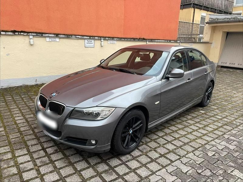 Gebraucht BMW 320 163 PS (119 kW) 2010 Grau Limousine