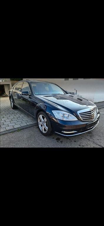 Blau Gebraucht 2010 Mercedes 320 Limousine | 17.000 € - Bild 1/4