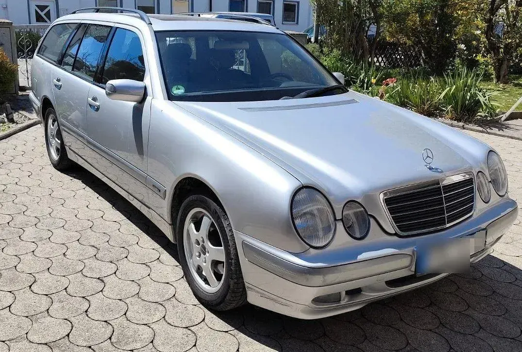 Second-hand Mercedes E200 Classic 163 CP (119 kW) 2002 Argintiu Berlinǎ