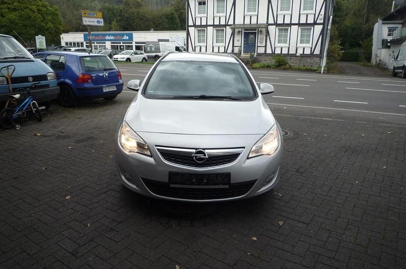 Gebraucht Opel Astra 125 PS (91 kW) 2012 Argon silber/ice silver (m2) Kombi