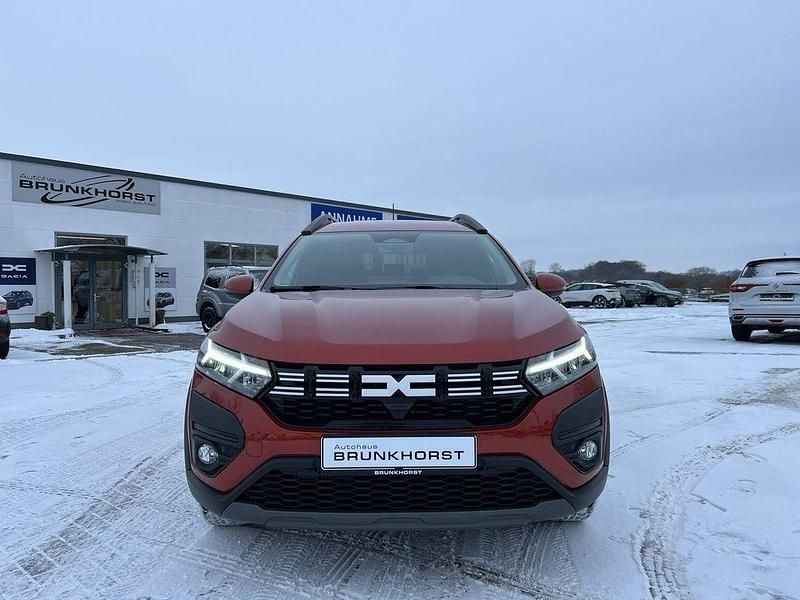 Neu Dacia Jogger Expression 101 PS (74 kW) 2025 Terracottabraun Van / Kleinbus