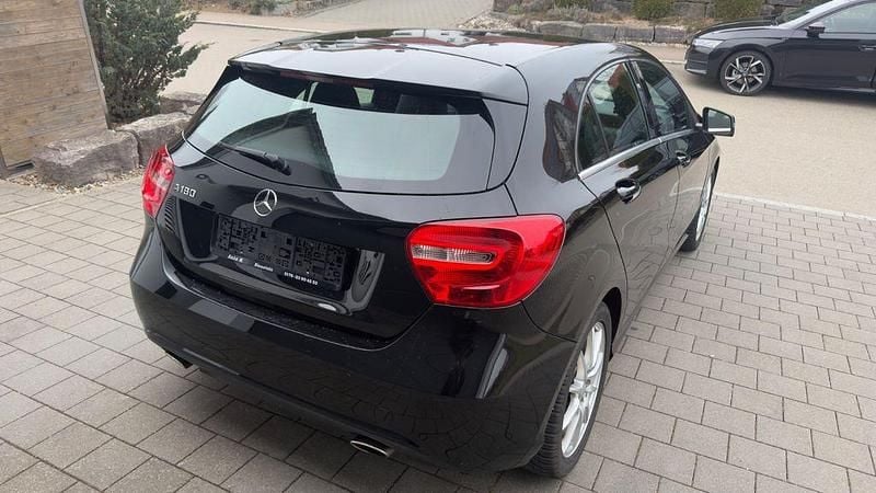 Gebraucht Mercedes A180 122 PS (89 kW) 2013 Schwarz Limousine