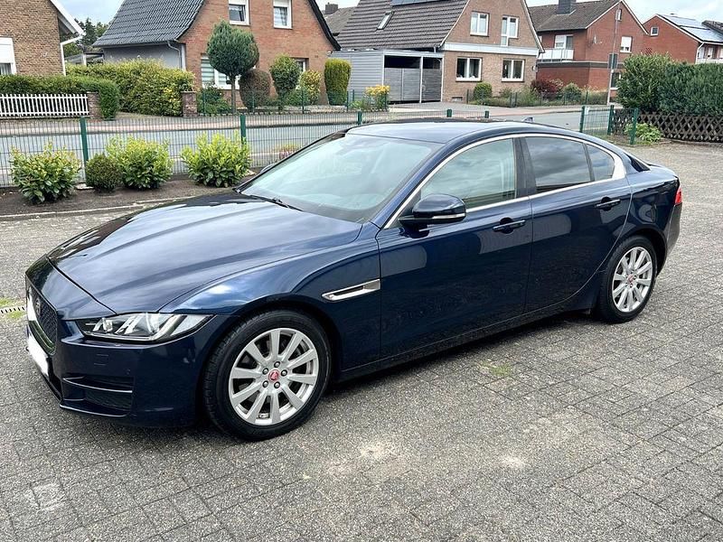 Blau Gebraucht 2016 Jaguar XE Limousine | 8.600 € - Bild 1/4