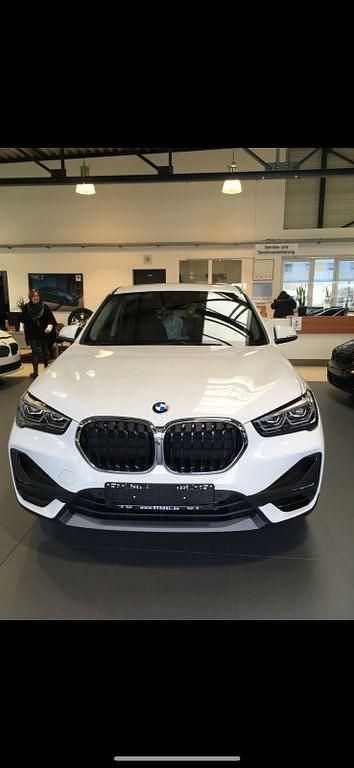 Weiß Gebraucht 2021 BMW X1 Advantage SUV | 33.900 € - Bild 1/2