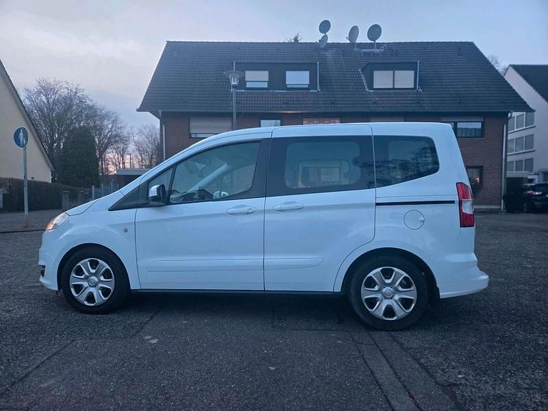 Gebraucht Ford Tourneo Courier Trend 75 PS (55 kW) 2017 Weiß Van / Kleinbus