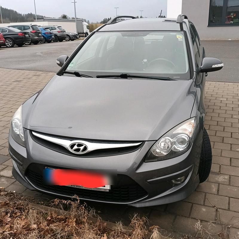 Grau Gebraucht 2011 Hyundai i30 Kombi | 2.799 € (Guter Preis) - Bild 1/4