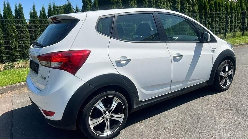 Weiß Gebraucht 2015 Hyundai ix20 Kleinwagen | 9.990 € (Guter Preis) - Bild 1/4