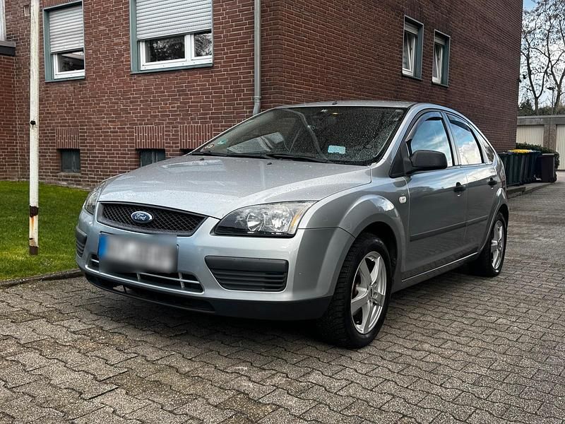 Gebraucht Ford Focus Trend 116 PS (85 kW) 2005 Silber Limousine