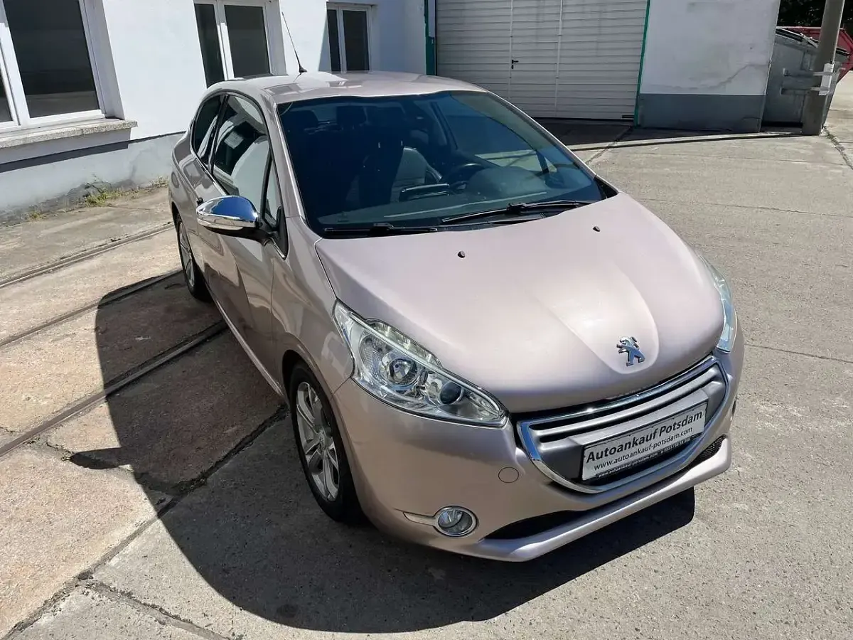 Gebraucht Peugeot 208 Allure 95 PS (69 kW) 2012 Pink quartz/blossom grey Kleinwagen