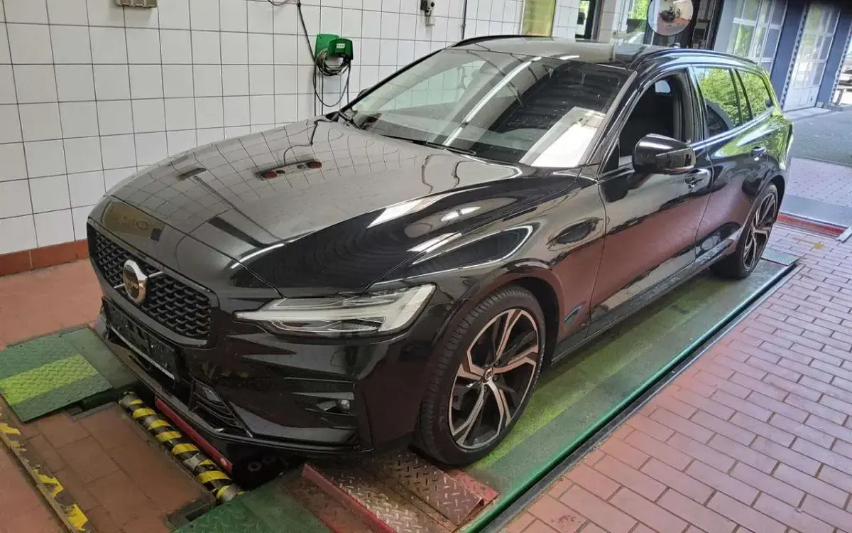 Gebraucht Volvo V60 Plus 197 PS (144 kW) 2024 Schwarz Kombi