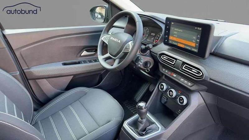 Gebraucht Dacia Sandero Expression 101 PS (74 kW) 2024 Grau Limousine