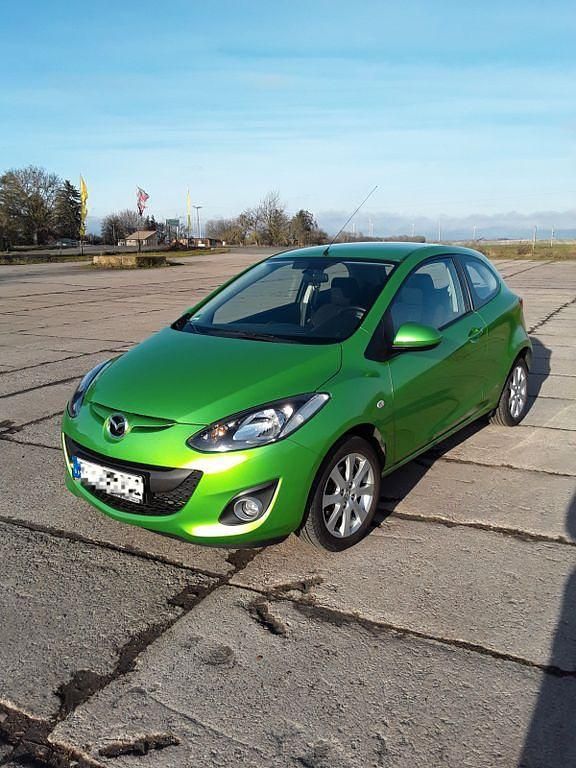 Gebraucht Mazda 2 Active 84 PS (61 kW) 2011 Grün Kleinwagen