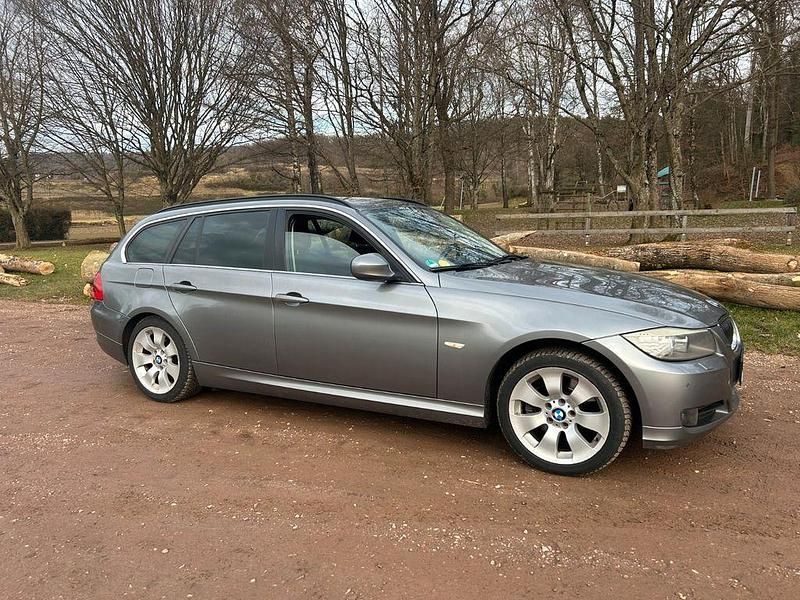 Gebraucht BMW 325 Sport Line 204 PS (150 kW) 2010 Silber Kombi