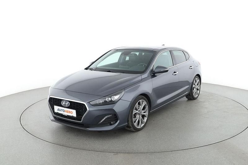 Grau Gebraucht 2018 Hyundai i30 Premium Limousine | 16.390 € (Etwas zu teuer) - Bild 1/3
