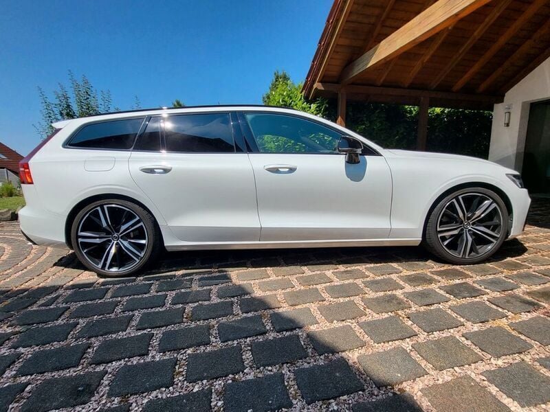 Weiß Gebraucht 2020 Volvo V60 R-Design Kombi | 29.900 € (Fairer Preis) - Bild 1/4