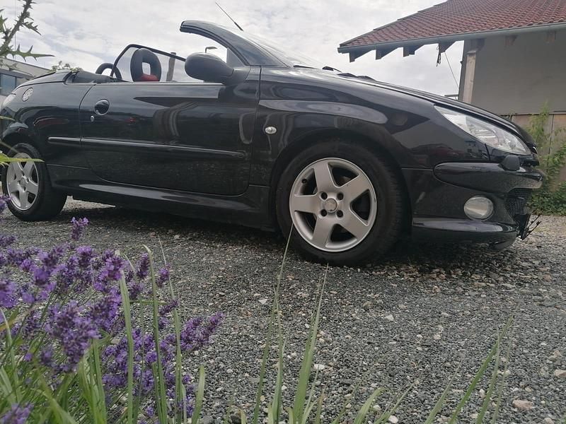 Schwarz Gebraucht 2004 Peugeot 206 CC Platinum Cabrio | 1.999 € (Fairer Preis) - Bild 1/4