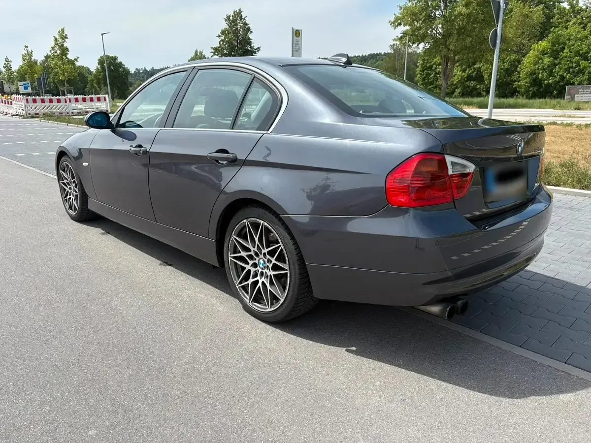 Gebraucht BMW 325 218 PS (160 kW) 2008 Grau Limousine