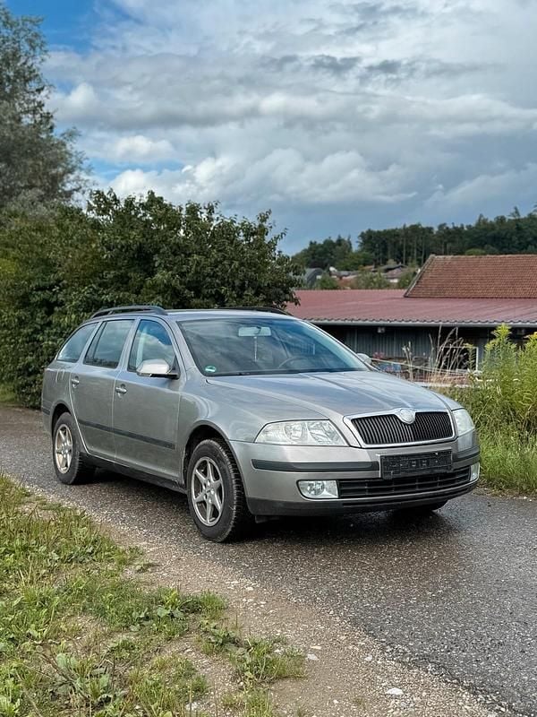 Beige Gebraucht 2005 Skoda Octavia Kombi | 1.999 € - Bild 1/4