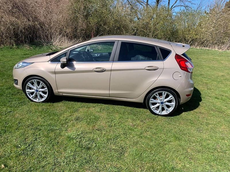 Gebraucht Ford Fiesta 95 PS (69 kW) 2015 Beige Kleinwagen