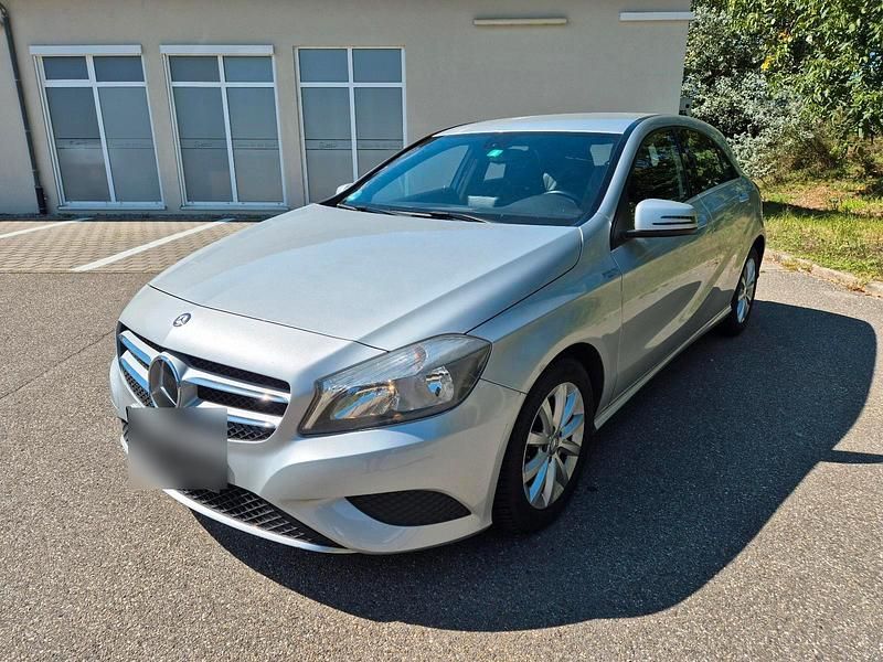 Silber Gebraucht 2013 Mercedes A180 Limousine | 8.900 € (Guter Preis) - Bild 1/4