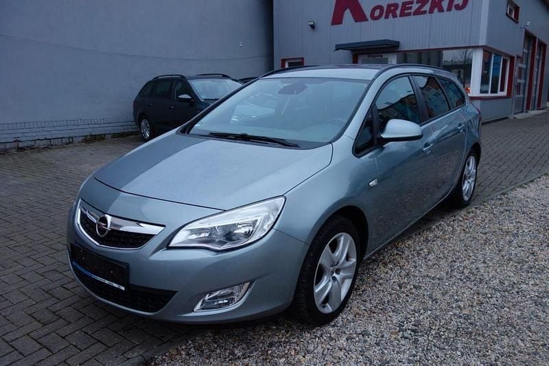 Silber Gebraucht 2011 Opel Astra Design Edition Kombi | 3.489 € (Superpreis) - Bild 1/4
