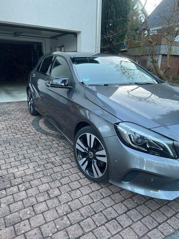 Grau Gebraucht 2017 Mercedes A200 Urban Limousine | 18.000 € (Fairer Preis) - Bild 1/4